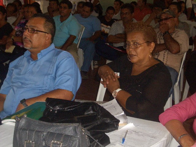 Concejala Mritza Rocha, por poco recibe sillaso del violento concejal Vegal